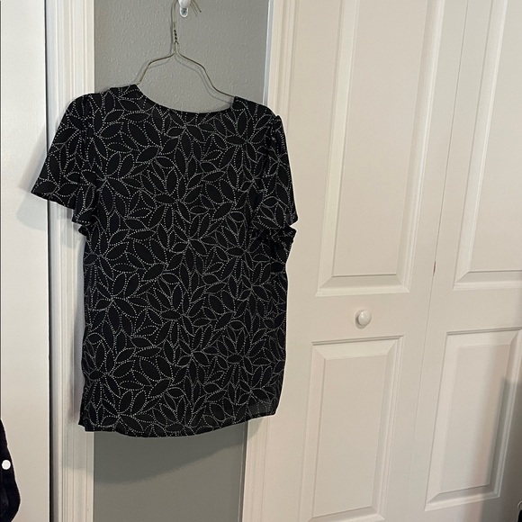 Liz Claiborne Black Short-Sleeve Top with White Dotted Floral Pattern - Picture 2 of 5